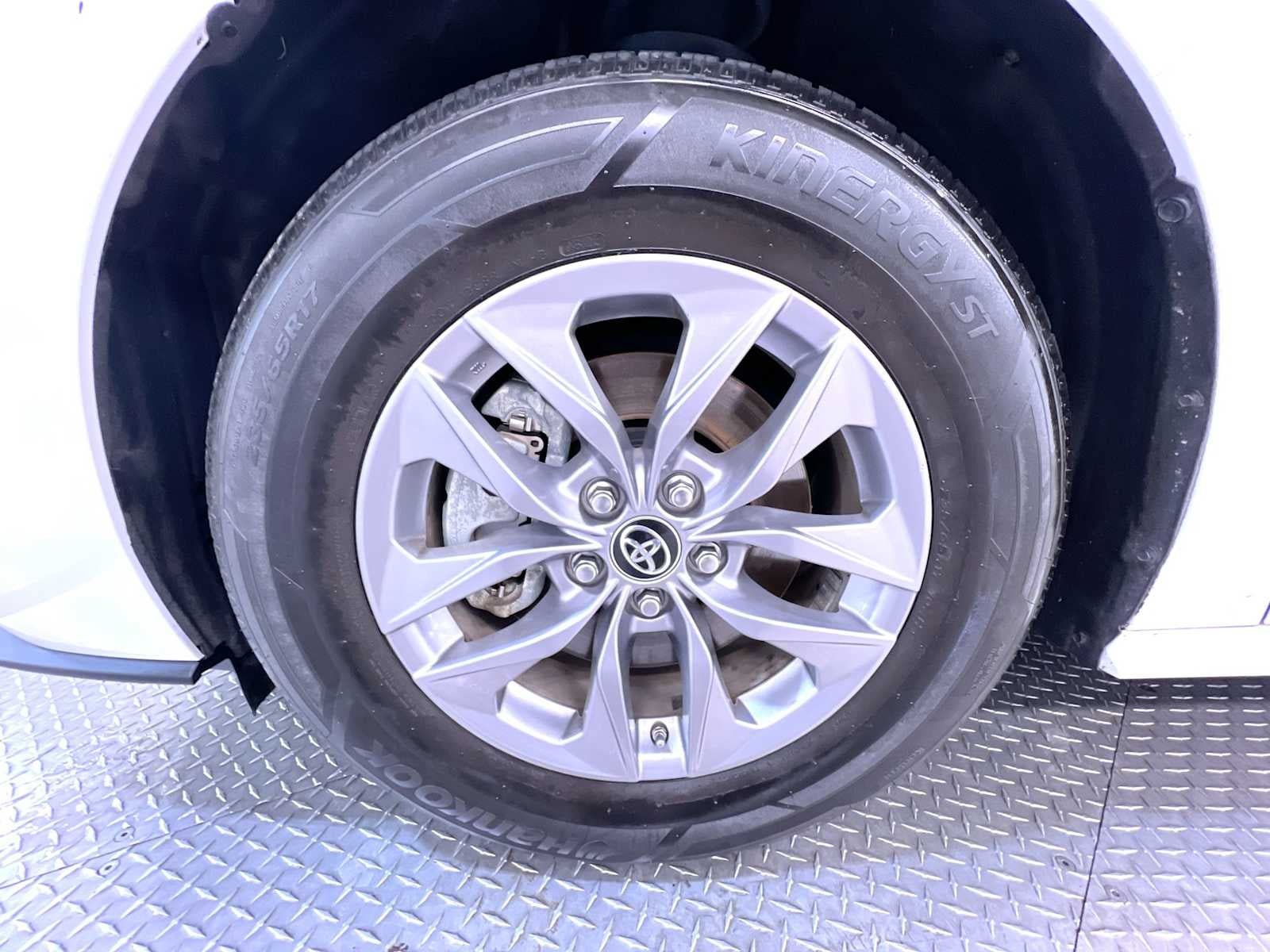 Used 2024 Toyota Sienna XLE FWD image 10