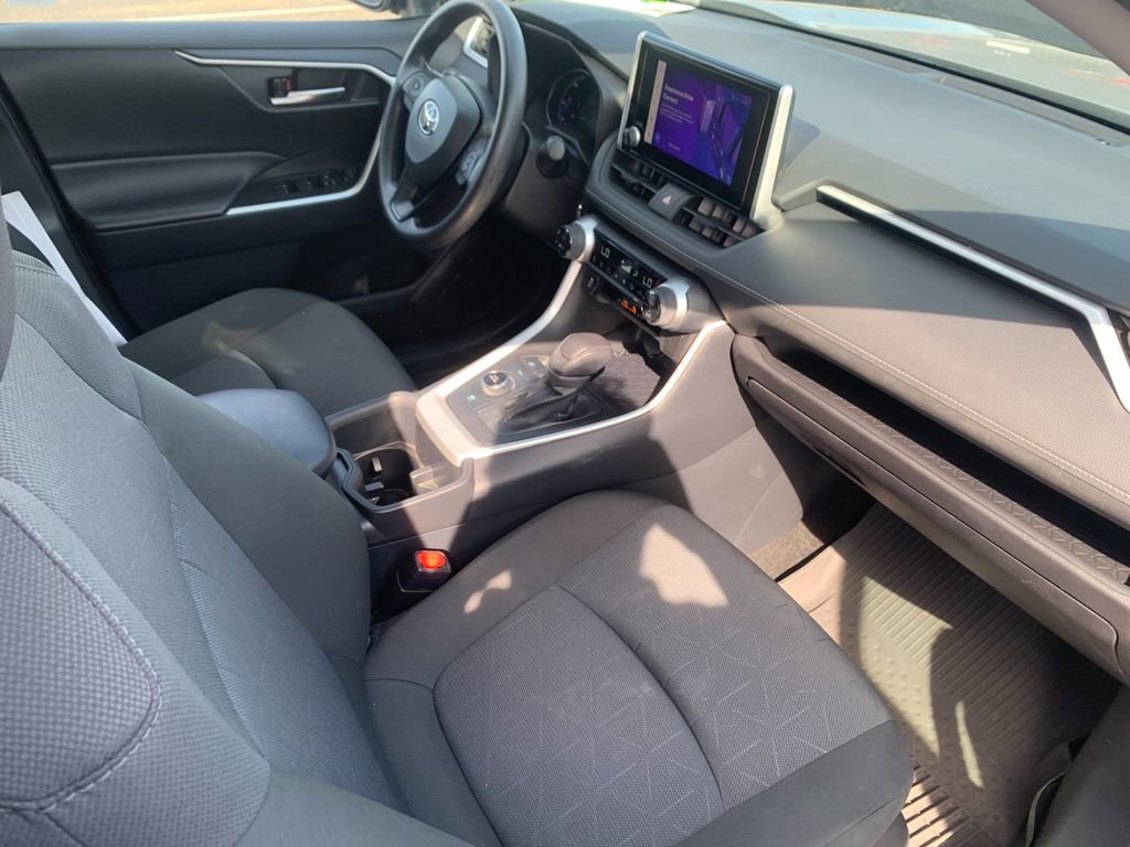 Used 2025 Toyota RAV4 XLE AWD/4WD image 18