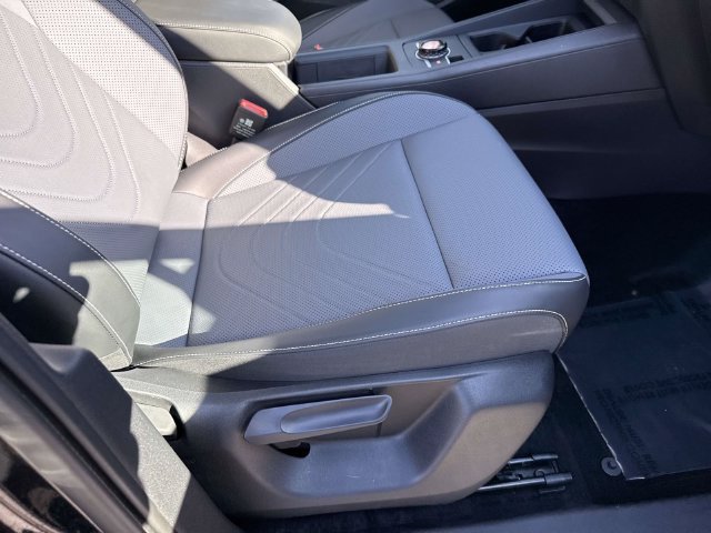 Used 2025 Volkswagen Tiguan SE AWD/4WD image 38