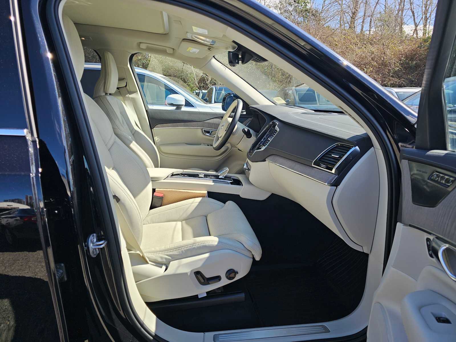 Certified 2023 Volvo XC90 B6 Ultimate w/ Protection Package Premier image 11