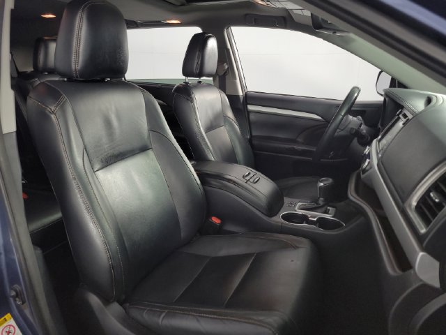 Used 2017 Toyota Highlander XLE AWD/4WD image 16