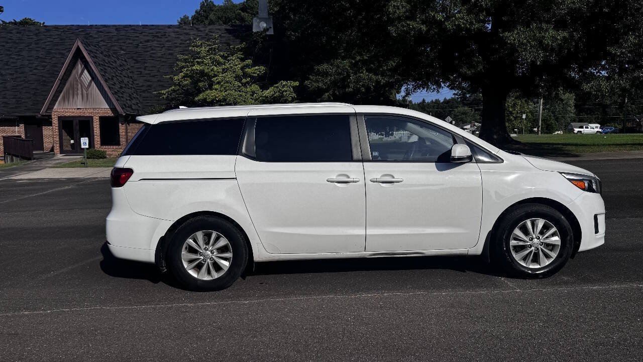 Used 2016 Kia Sedona LX w/ Option Group 020 FWD image 9