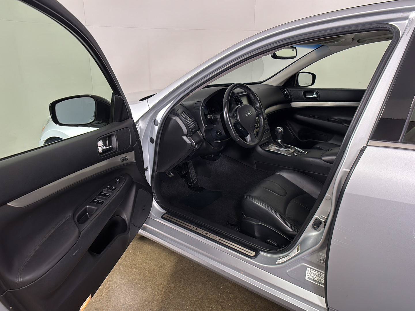 Used 2013 INFINITI G37 x Sedan w/ Premium Pkg AWD/4WD image 2