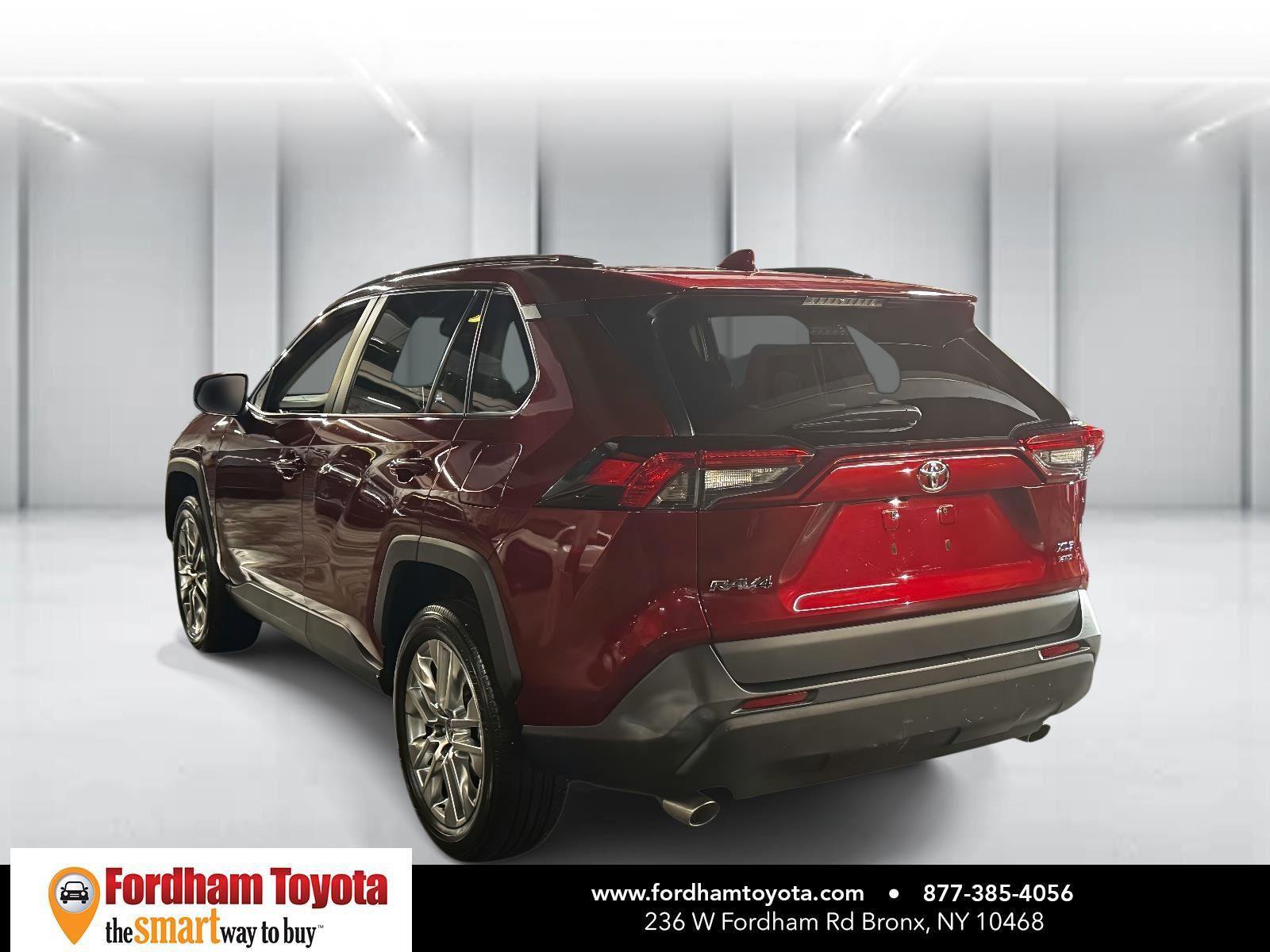Used 2021 Toyota RAV4 XLE Premium image 5
