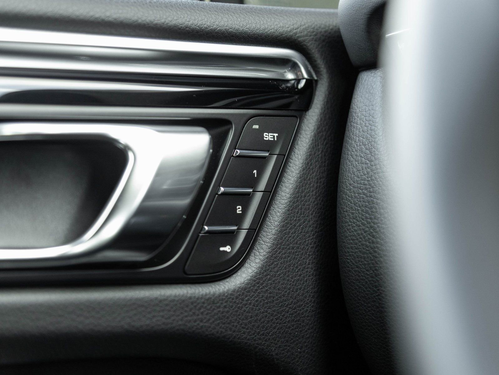 Certified 2025 Porsche Macan S AWD/4WD image 18