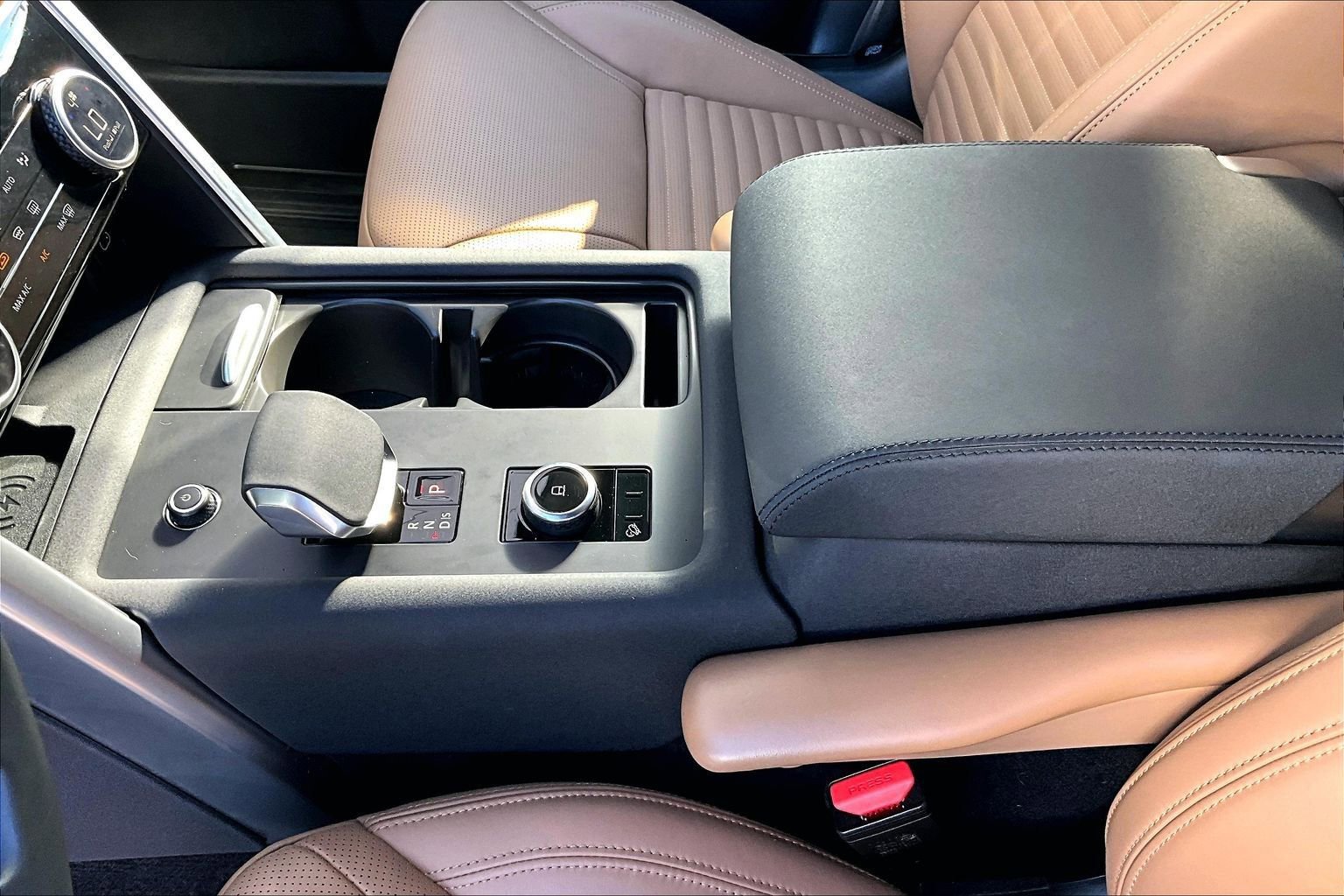 Used 2025 Land Rover Discovery Dynamic SE image 15