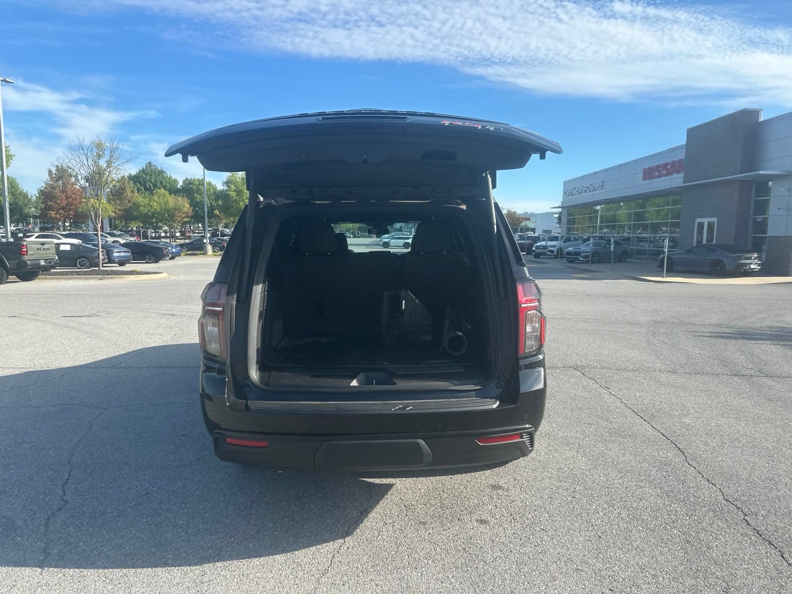 Used 2023 Chevrolet Suburban RST w/ Luxury Package AWD/4WD image 11