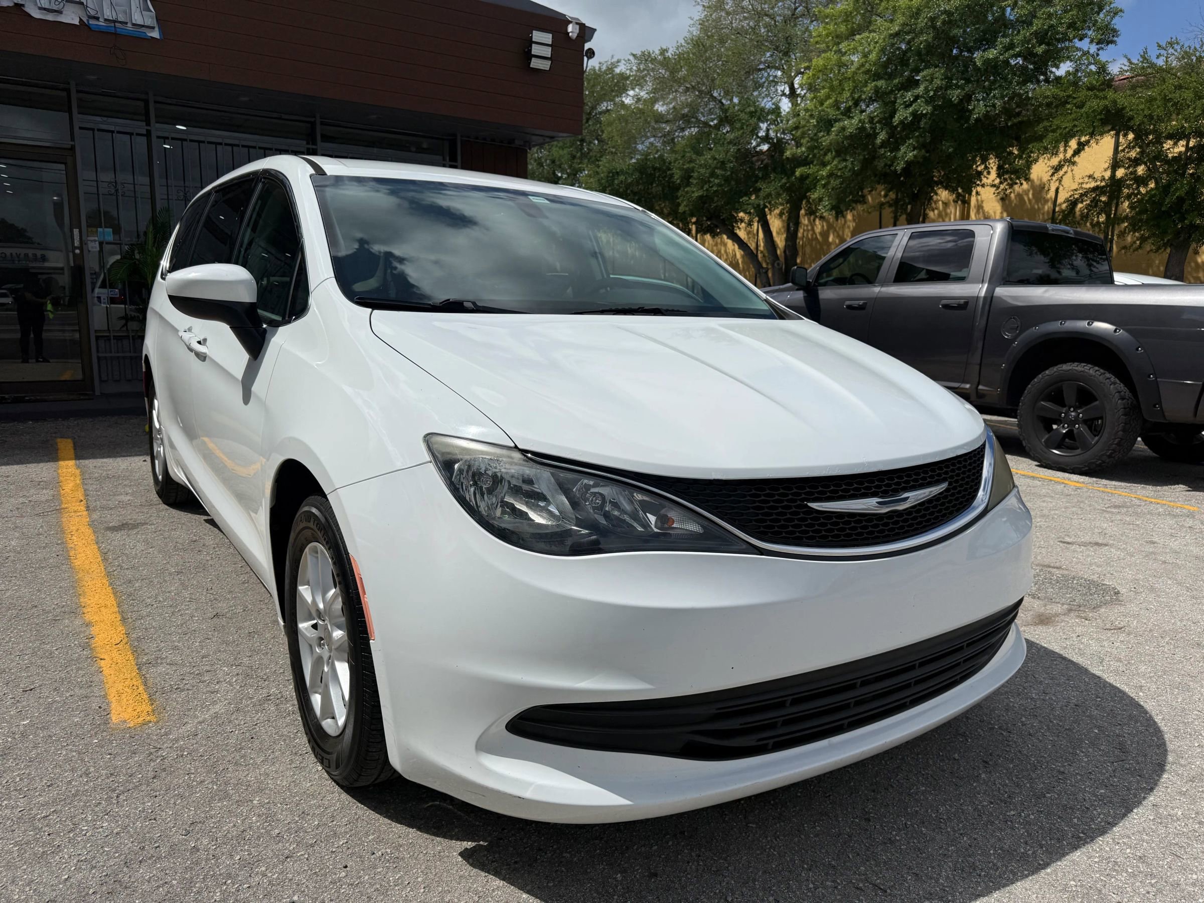 Used 2017 Chrysler Pacifica Touring FWD image 3