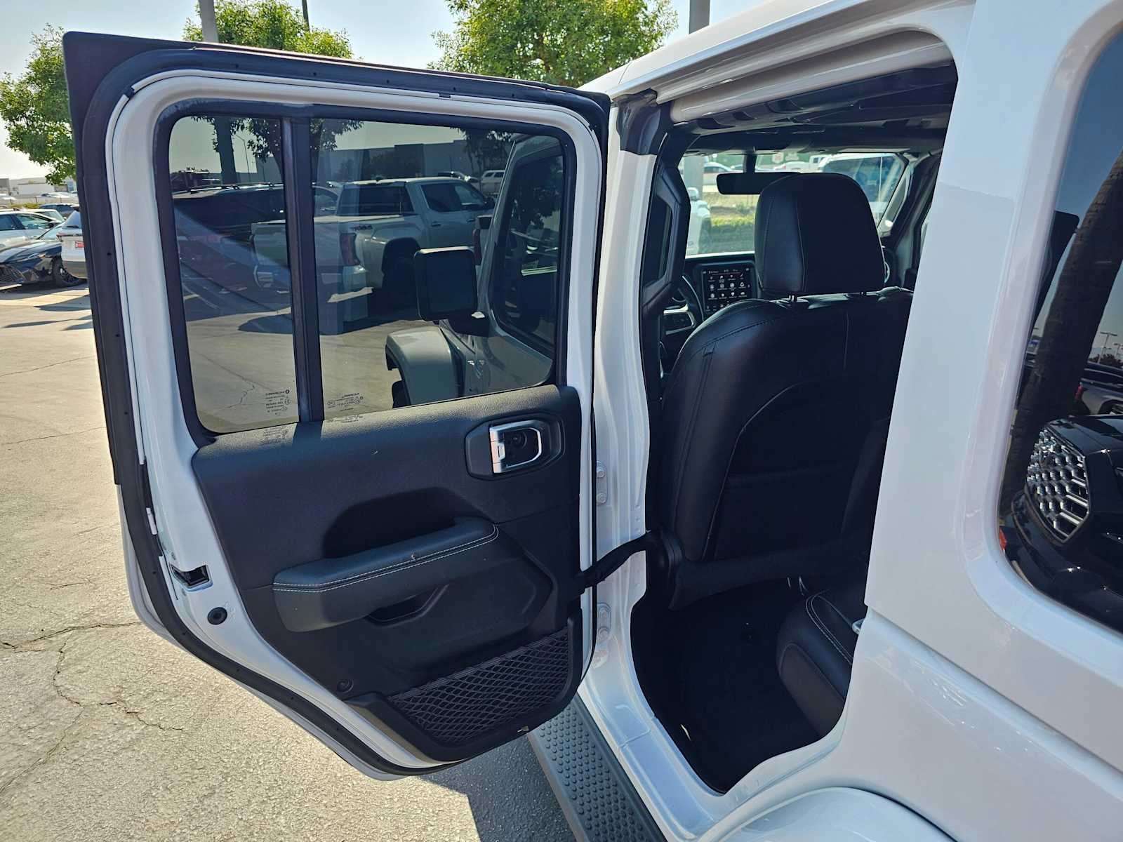 Used 2019 Jeep Wrangler Unlimited Sahara AWD/4WD image 15