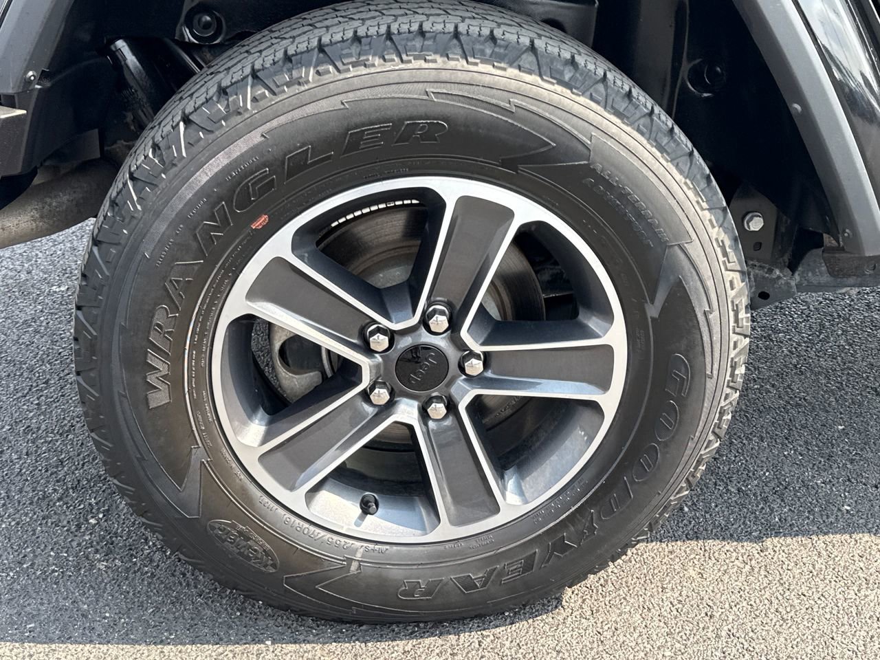 Used 2023 Jeep Wrangler Sahara w/ LED Lighting Group AWD/4WD image 9