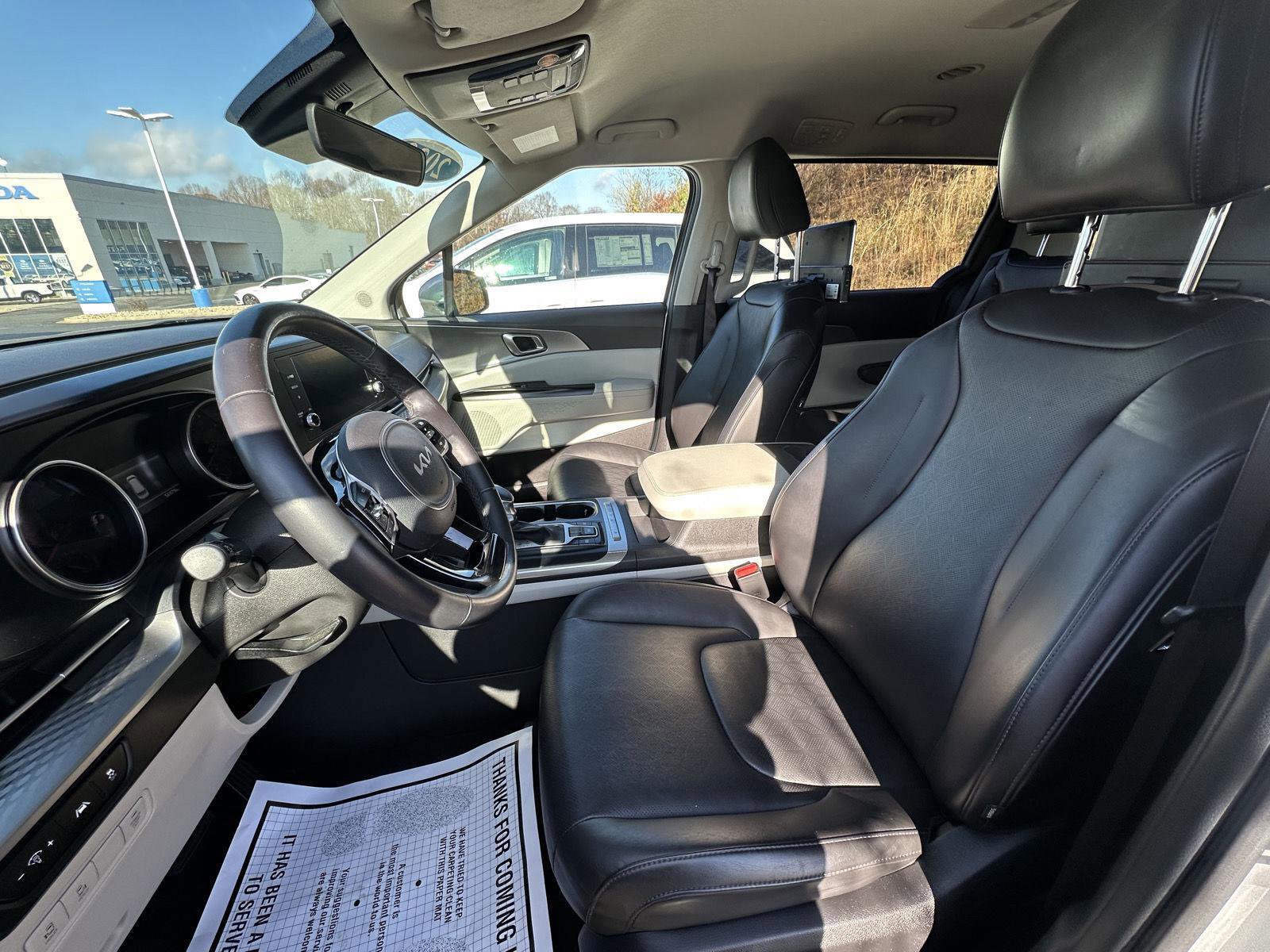 Used 2023 Kia Carnival LX w/ Paint Protection Package image 10