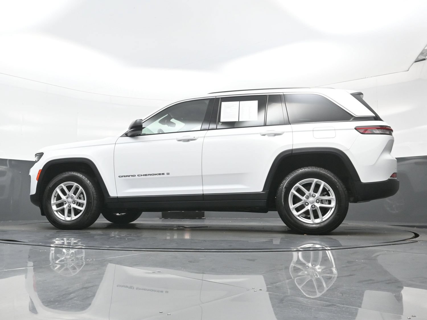 Used 2023 Jeep Grand Cherokee Laredo AWD/4WD image 26