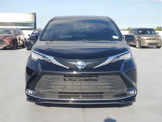 Used 2023 Toyota Sienna XLE FWD image 8