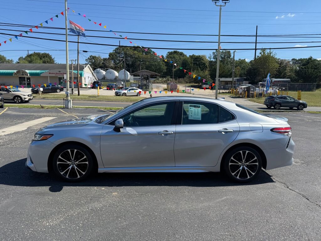 Used 2019 Toyota Camry LE image 4