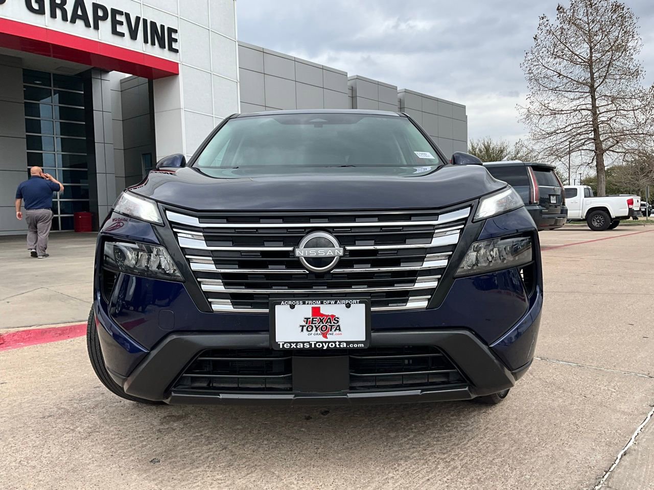 Used 2025 Nissan Rogue SV image 3