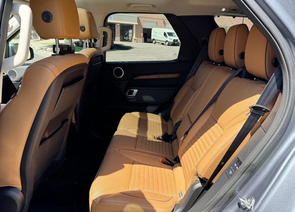Used 2018 Land Rover Discovery HSE AWD/4WD image 27