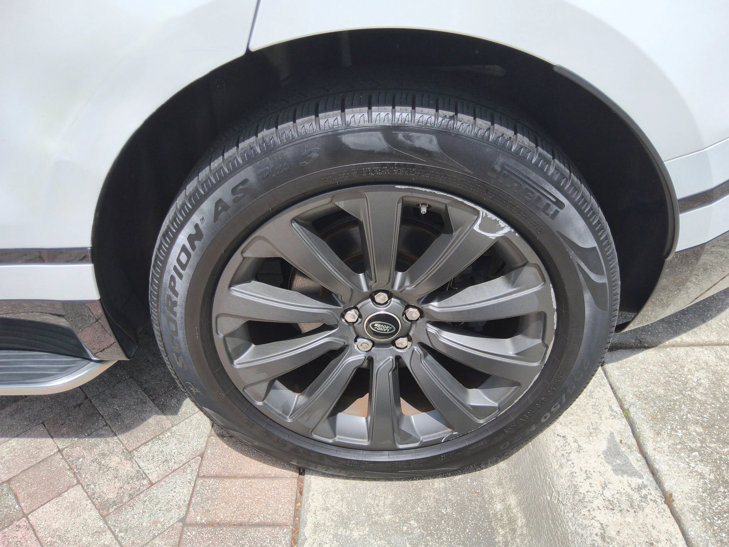 Used 2019 Land Rover Range Rover Velar R-Dynamic SE image 39