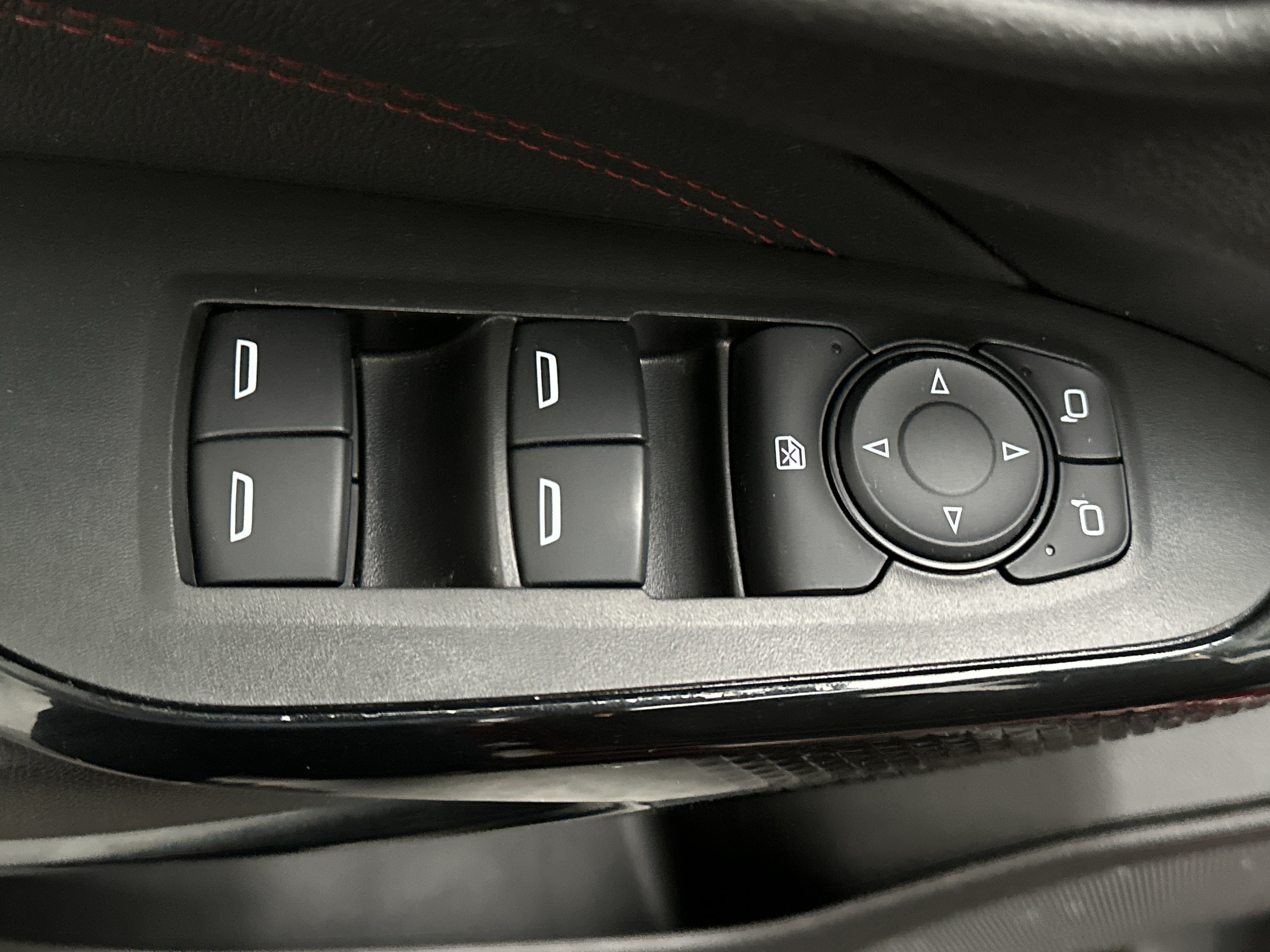 Used 2025 Chevrolet Trax RS w/ Sunroof Package FWD image 19