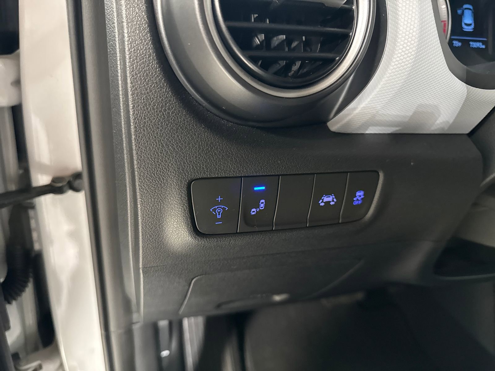 Used 2019 Hyundai Kona SEL AWD/4WD image 18