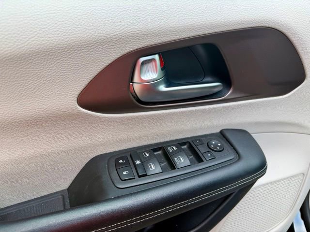 Used 2023 Chrysler Voyager LX image 28