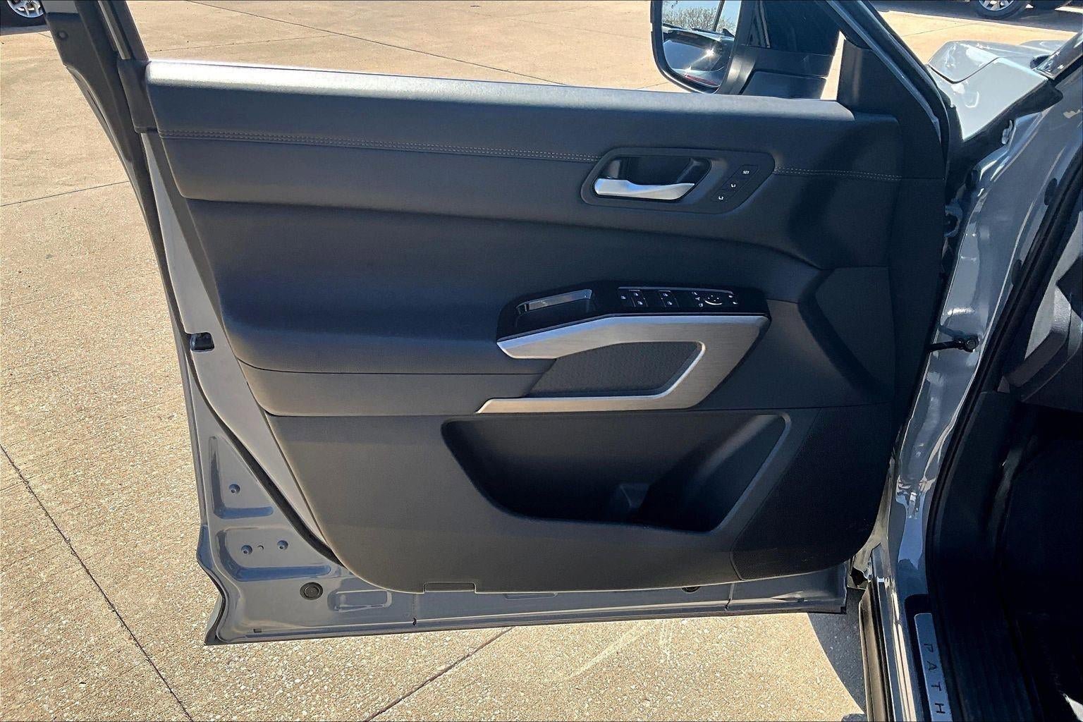 Used 2024 Nissan Pathfinder Platinum image 20