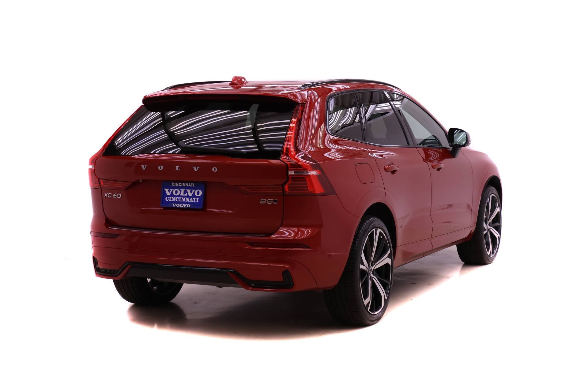 Certified 2023 Volvo XC60 B5 Ultimate w/ Protection Package Premier image 4