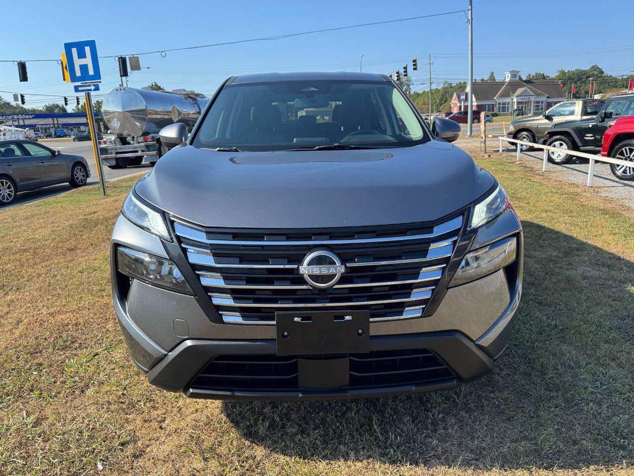 Used 2025 Nissan Rogue SV AWD/4WD image 6