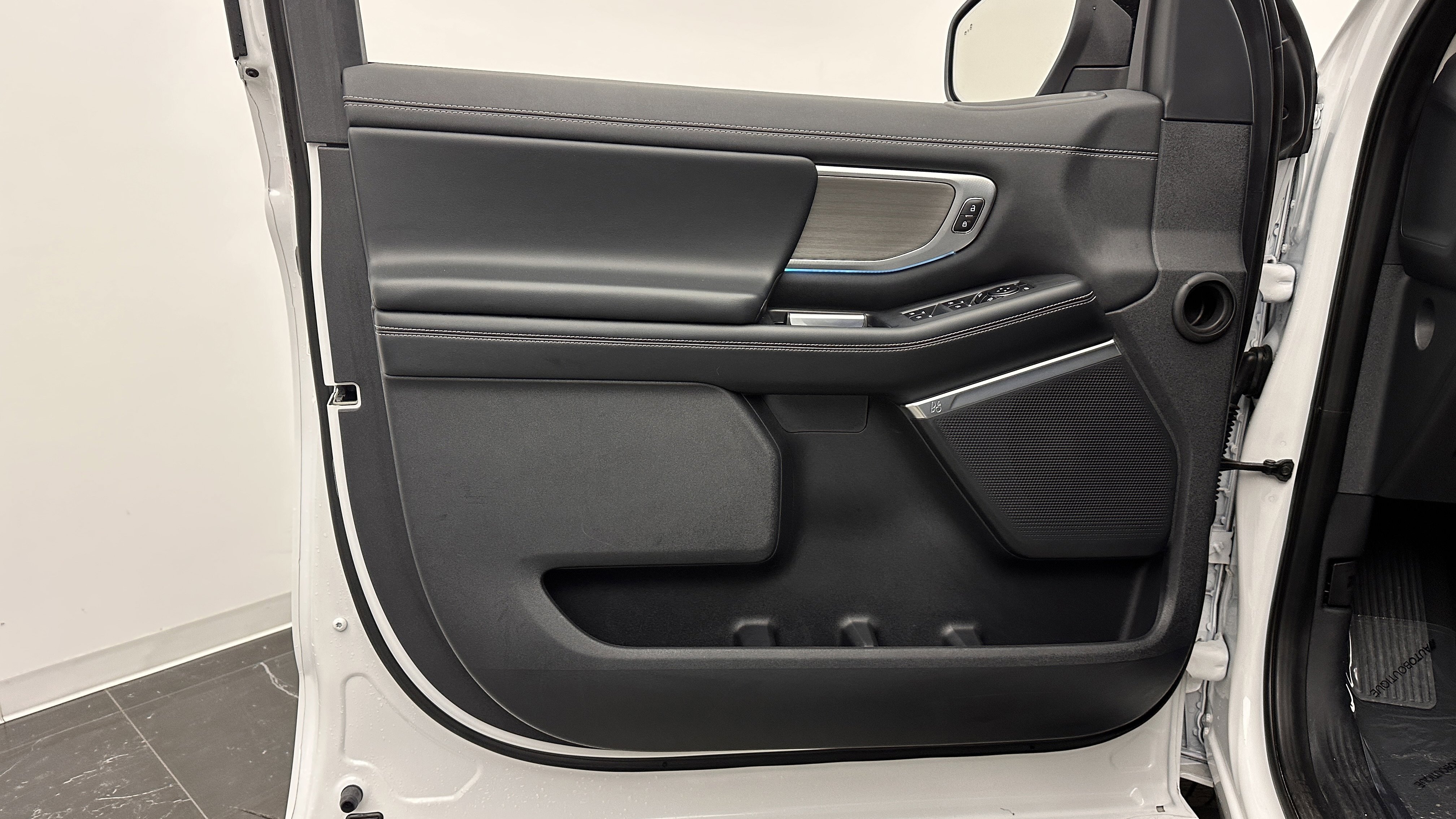 Used 2025 Ford Expedition Platinum image 11