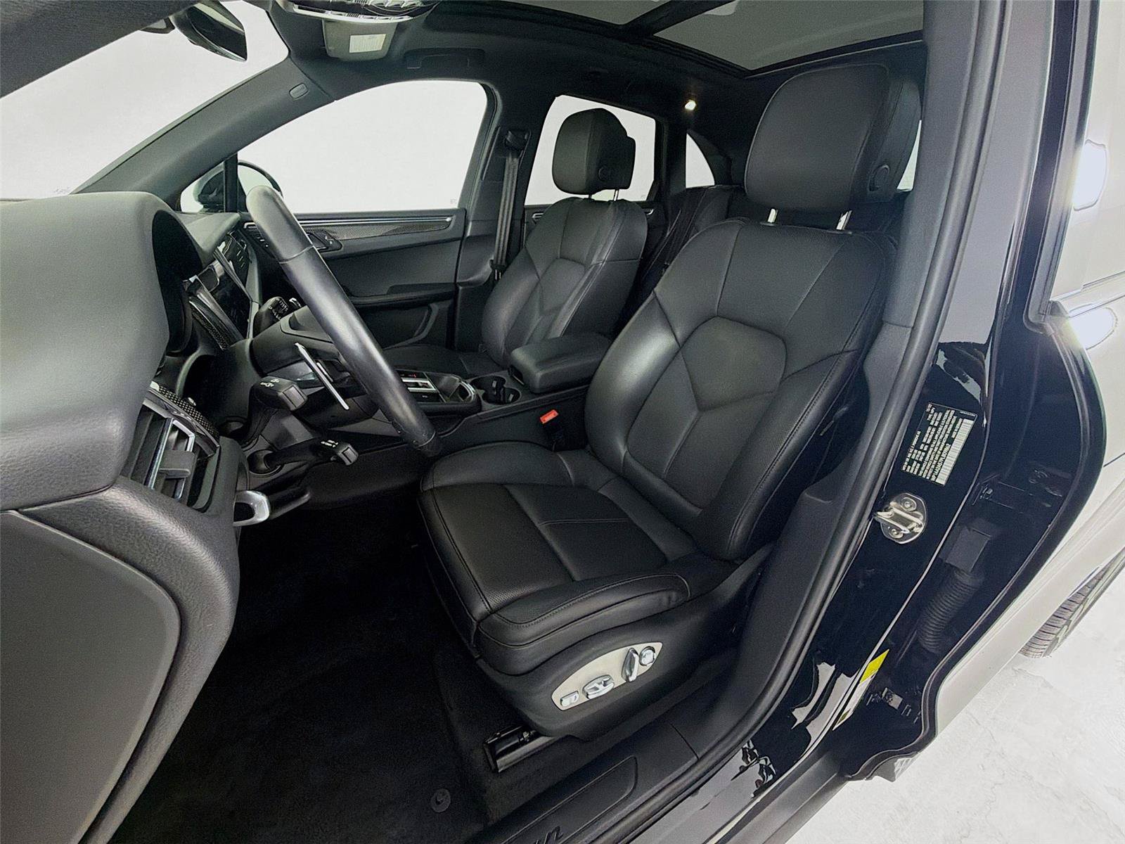 Certified 2023 Porsche Macan Turbo AWD/4WD image 5