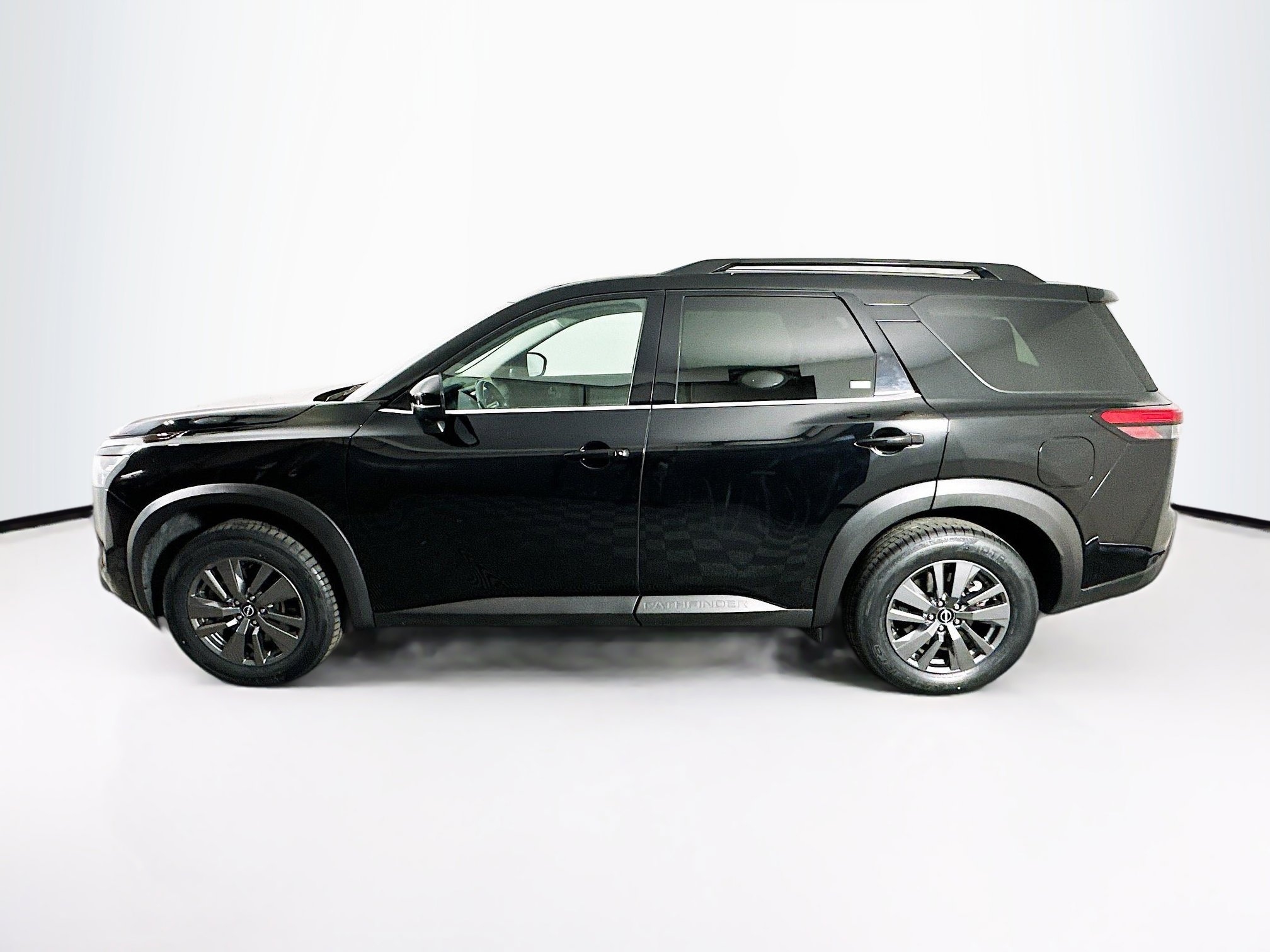 Used 2024 Nissan Pathfinder SV image 4