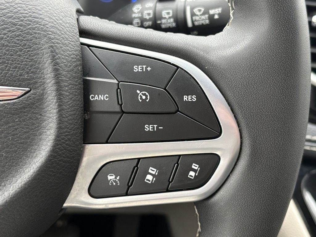 Used 2024 Chrysler Pacifica Select image 19