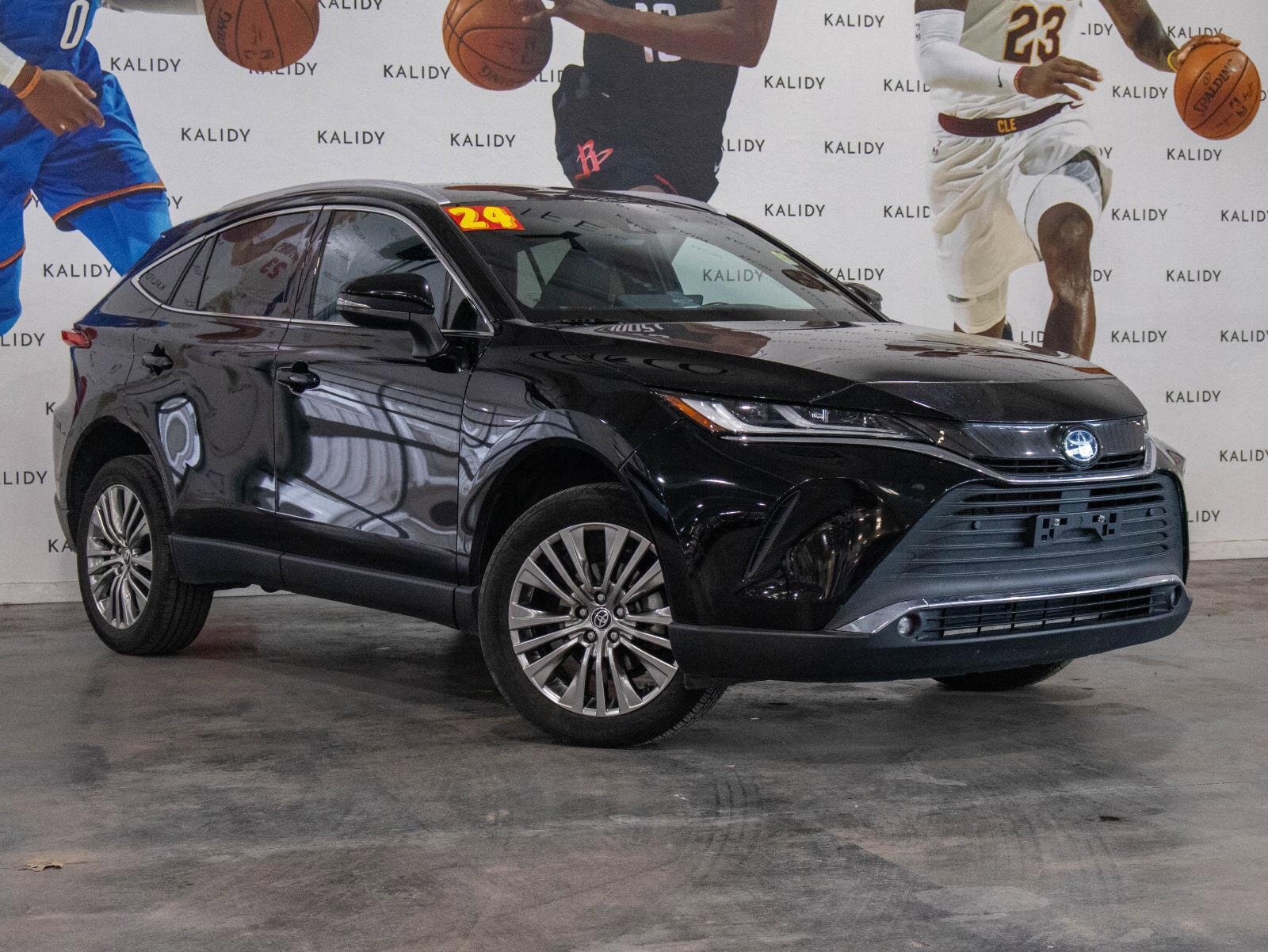 Used 2023 Toyota Venza XLE image 2