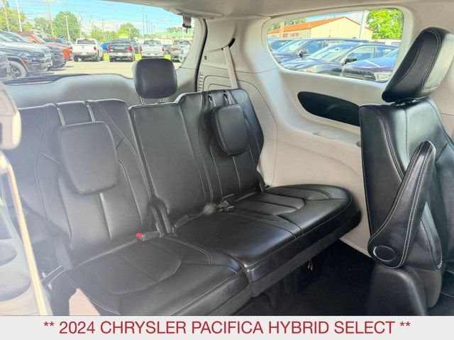 Used 2024 Chrysler Pacifica Limited FWD image 11