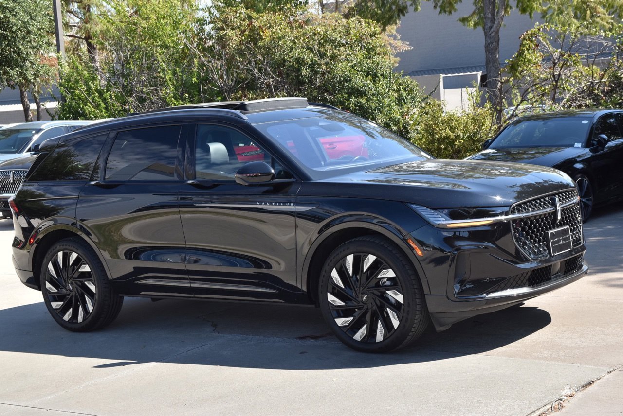 Certified 2025 Lincoln Nautilus Reserve w/ Jet Appearance Package AWD/4WD image 5