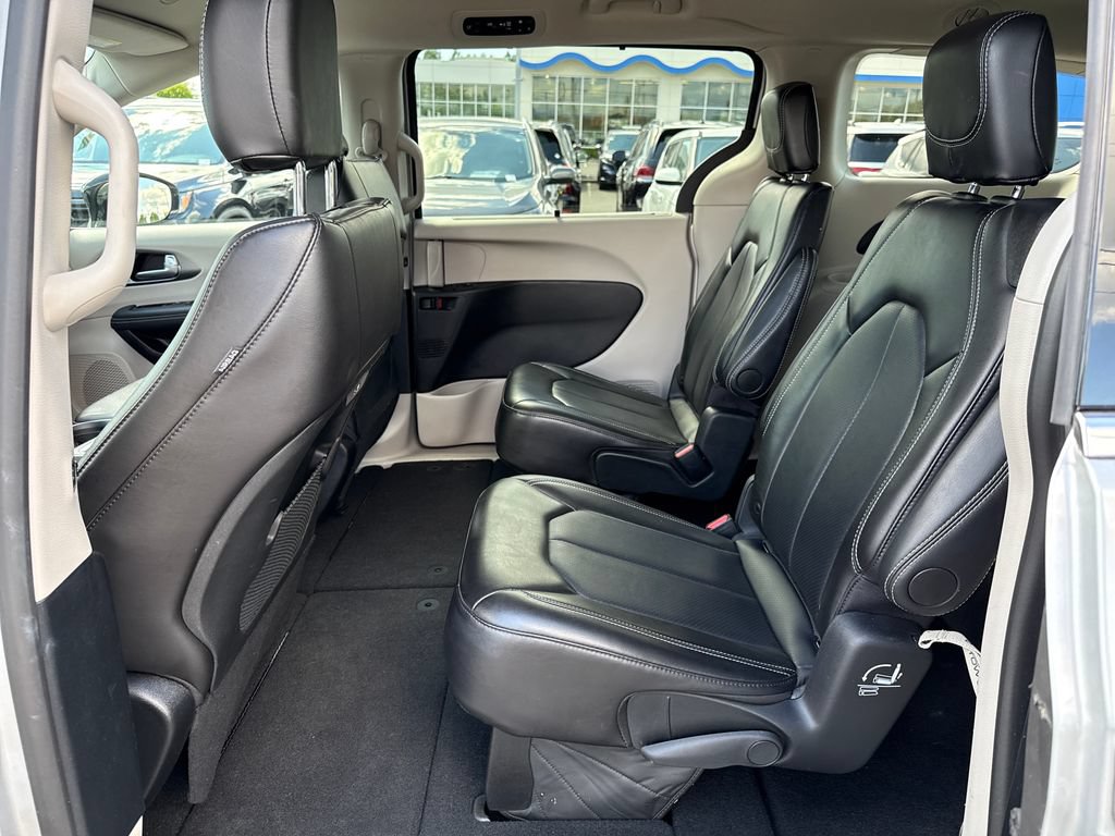 Used 2024 Chrysler Pacifica Touring-L FWD image 15