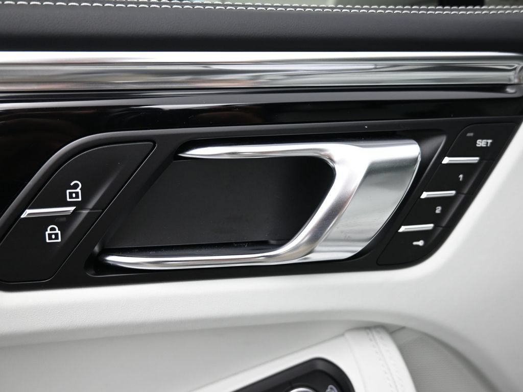 Certified 2025 Porsche Macan AWD/4WD image 8