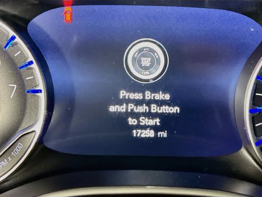 Used 2026 Chrysler Pacifica Select FWD image 13