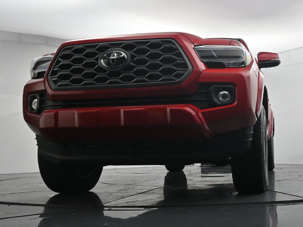 Used 2022 Toyota Tacoma TRD Sport w/ TRD Premium Sport Package AWD/4WD image 33