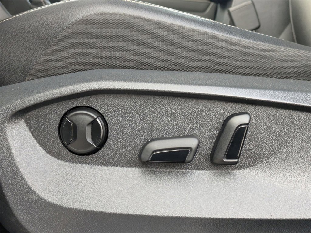 Used 2022 Volkswagen Tiguan SE R-Line image 16