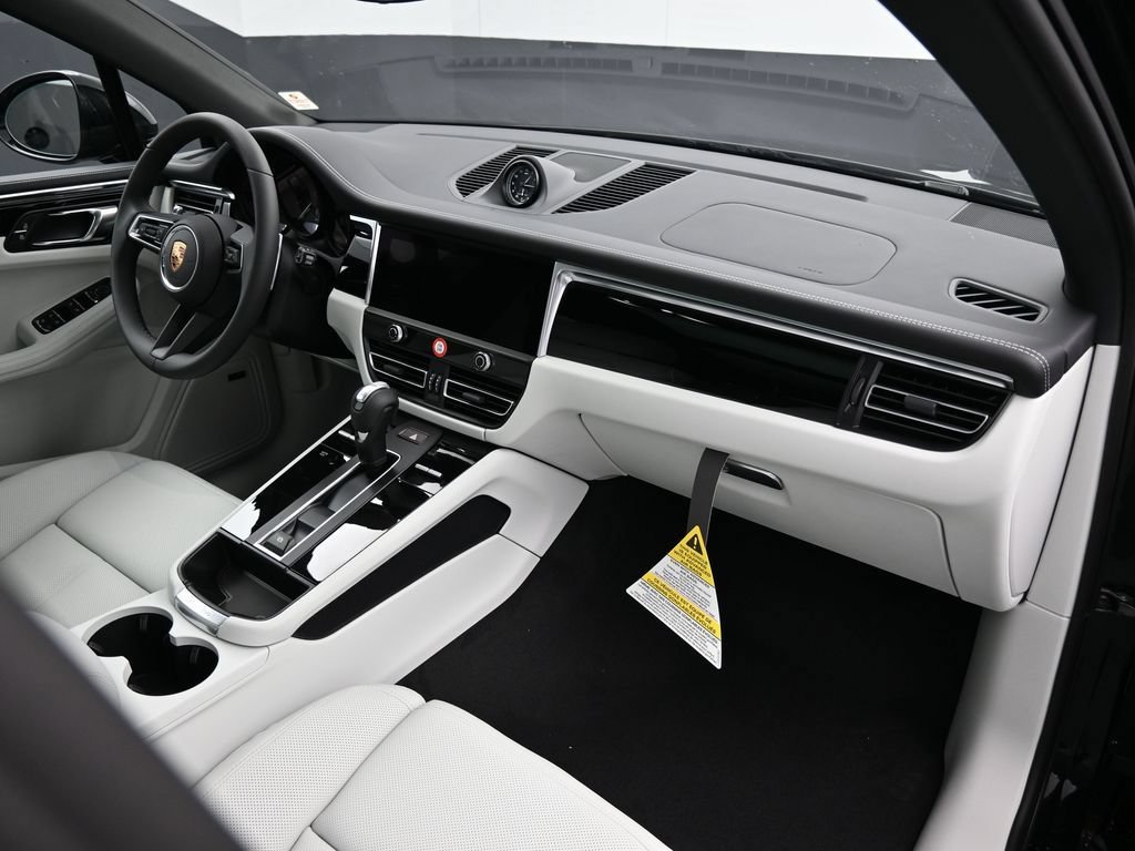 Certified 2026 Porsche Macan AWD/4WD image 29