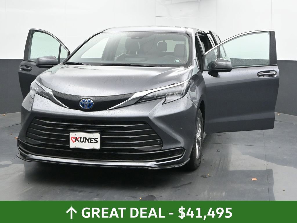 Used 2025 Toyota Sienna LE image 52