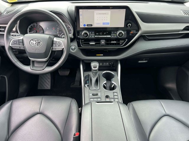 Used 2023 Toyota Highlander XLE AWD/4WD image 13