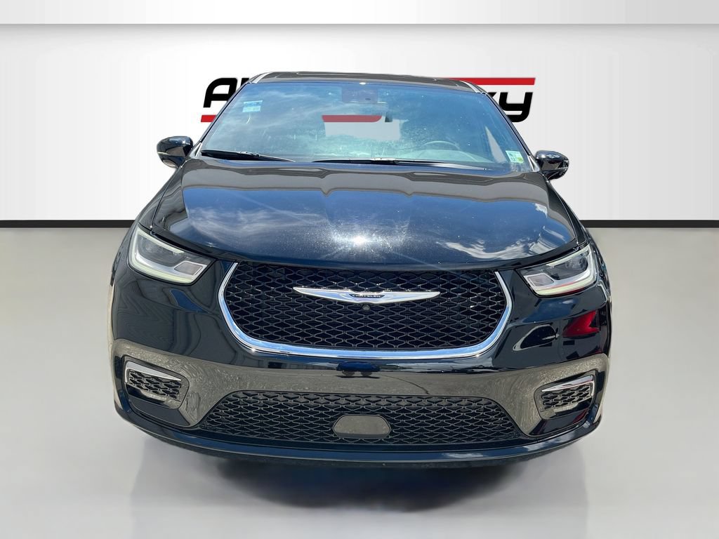 Used 2026 Chrysler Pacifica Limited FWD image 2