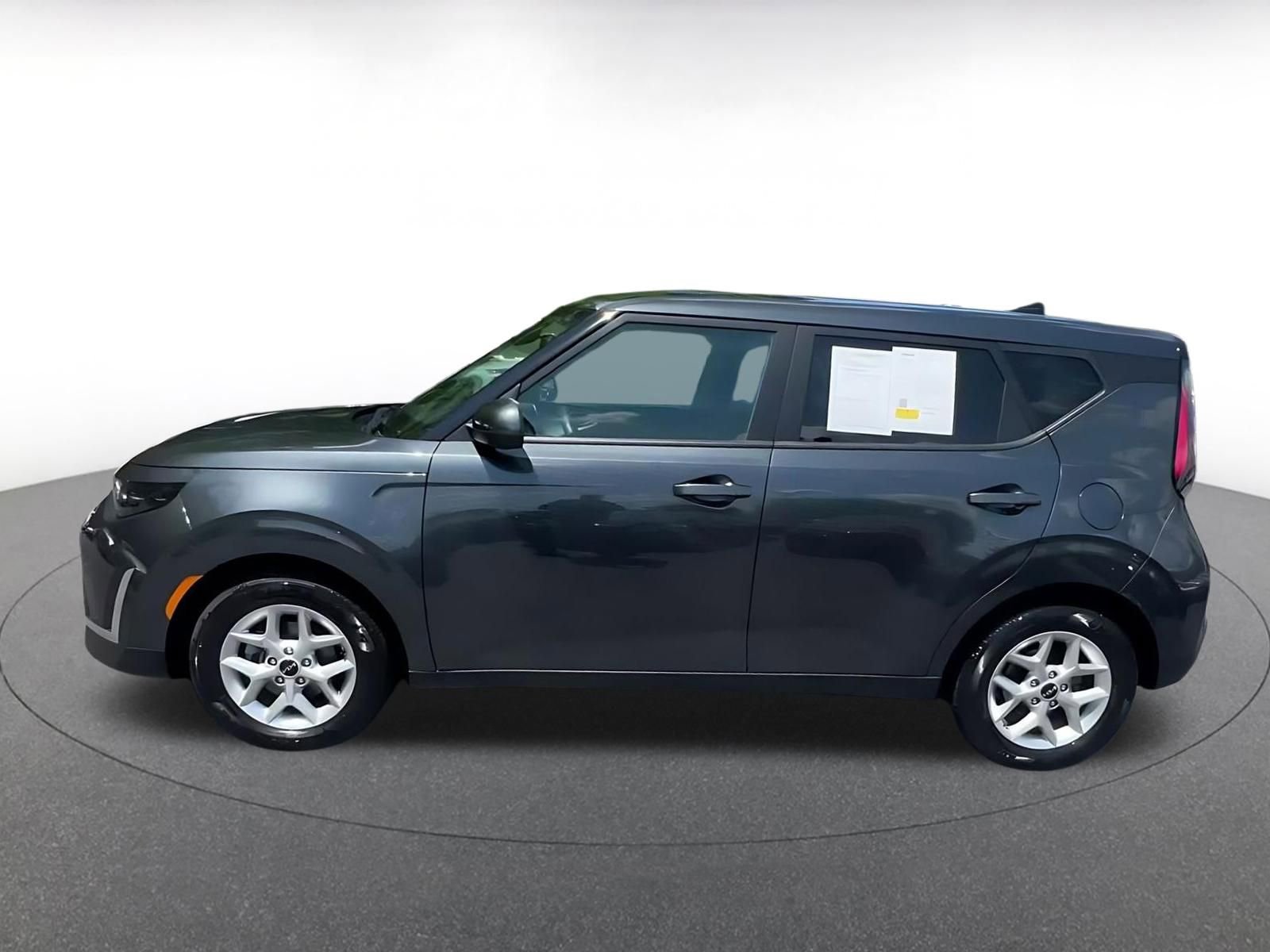 Used 2025 Kia Soul LX w/ LX Technology Package FWD image 9