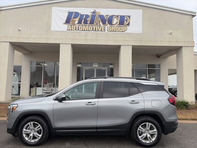 Used 2023 GMC Terrain SLE w/ Driver Convenience Package image 2