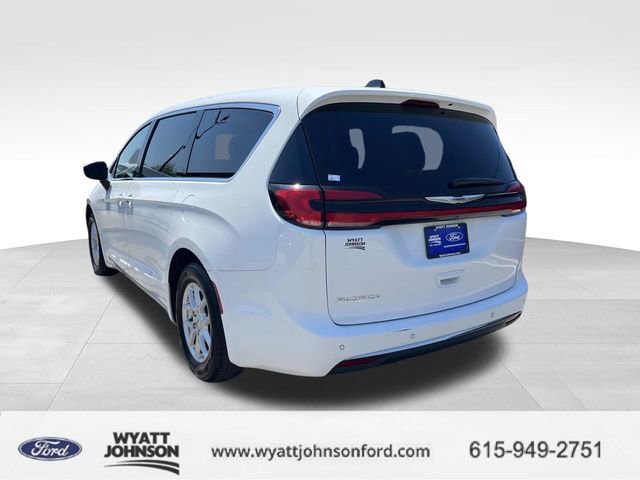 Used 2023 Chrysler Pacifica Touring-L image 5