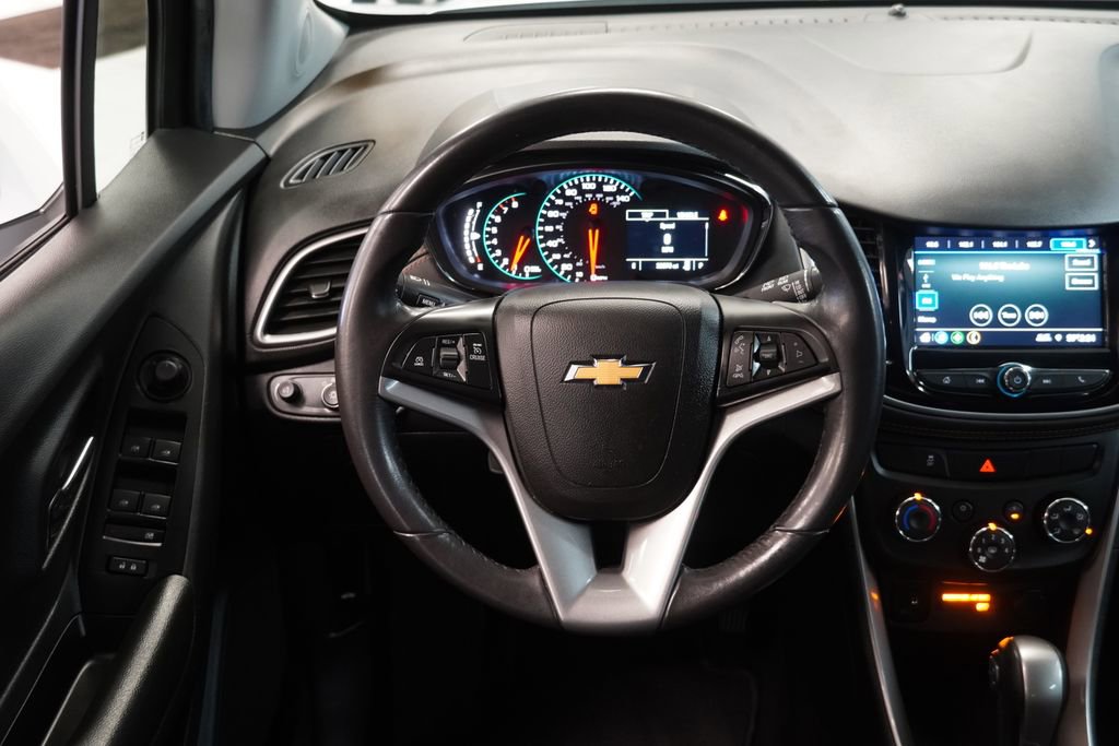 Used 2022 Chevrolet Trax LT w/ LT Convenience Package image 9