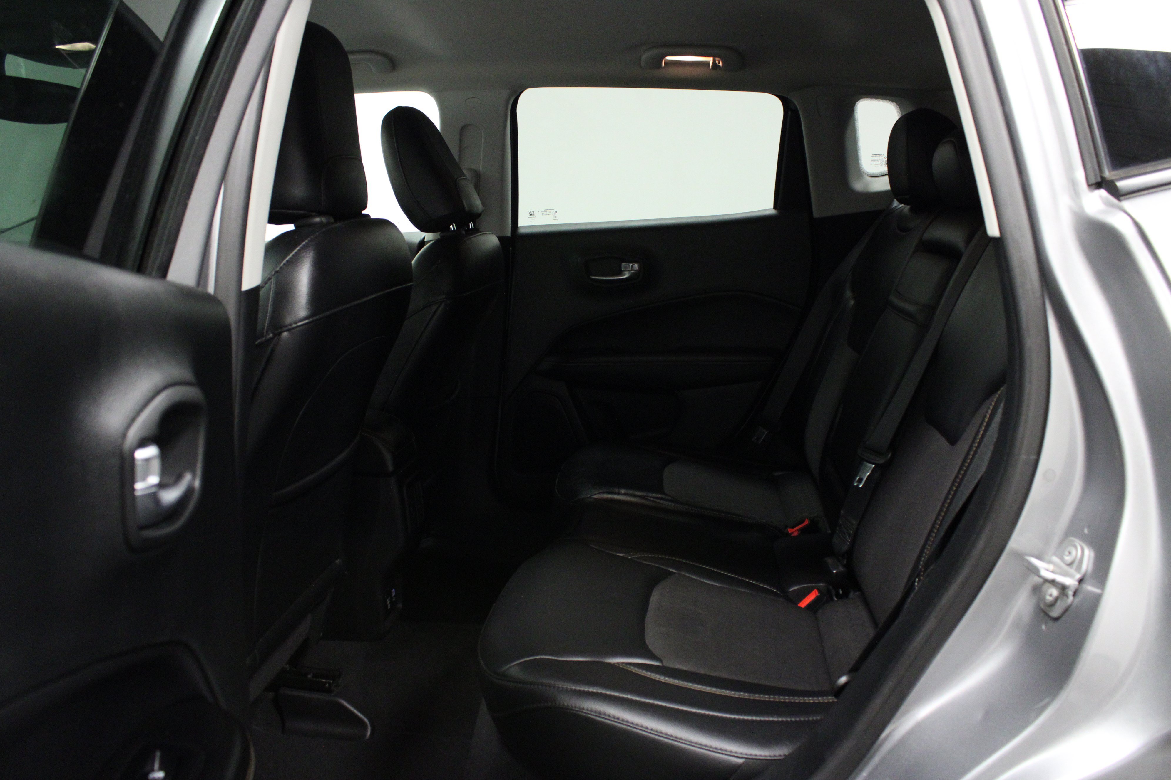 Used 2018 Jeep Compass Latitude w/ Popular Equipment Group FWD image 13