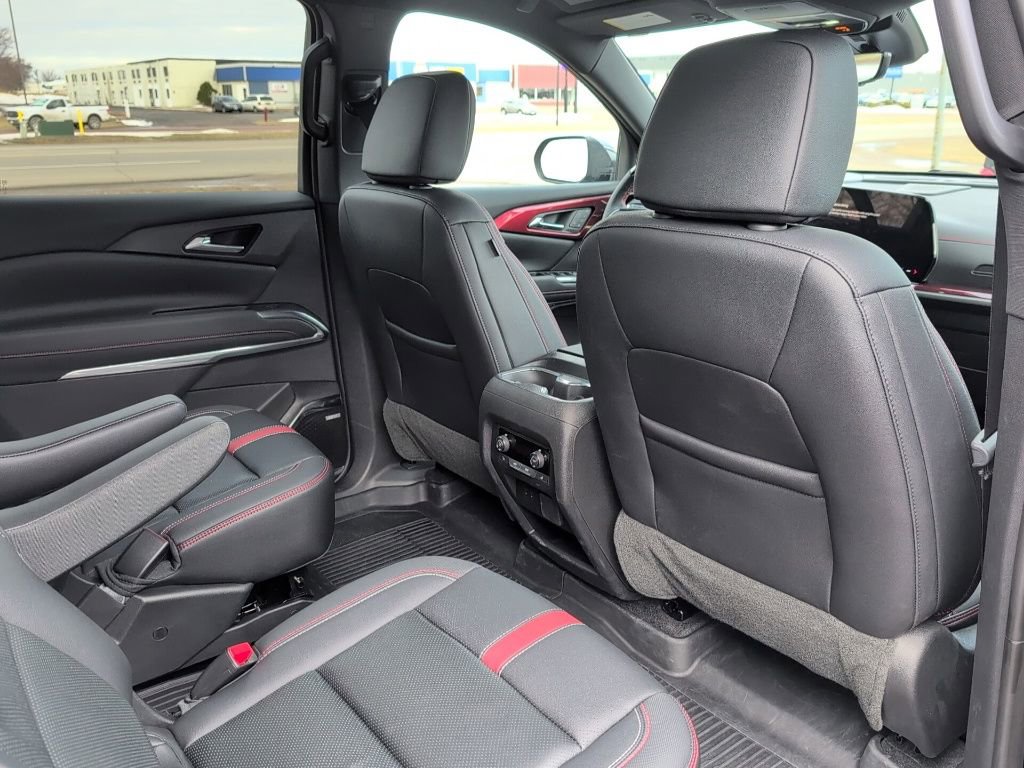 Used 2025 Chevrolet Traverse RS image 30