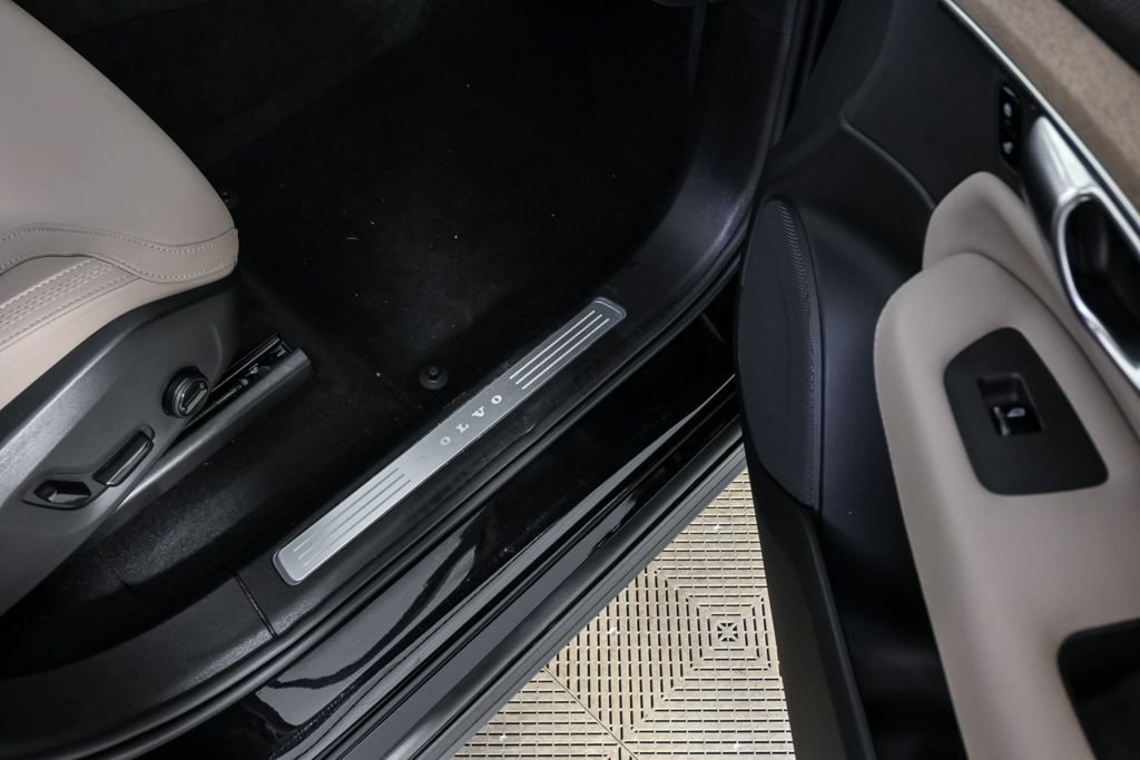 Certified 2025 Volvo XC90 B6 Plus image 28